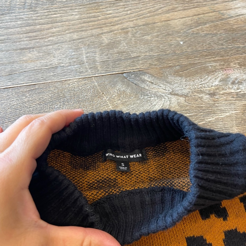 Women’s sweater, size small